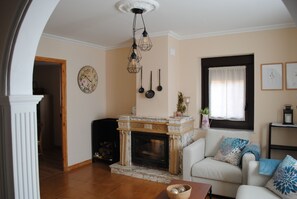 Smart TV, fireplace