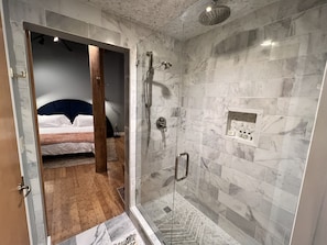 Douche, séchoir à cheveux, serviettes fournies, savon