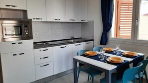 Kühlschrank, Mikrowelle, Ofen, Herdplatte