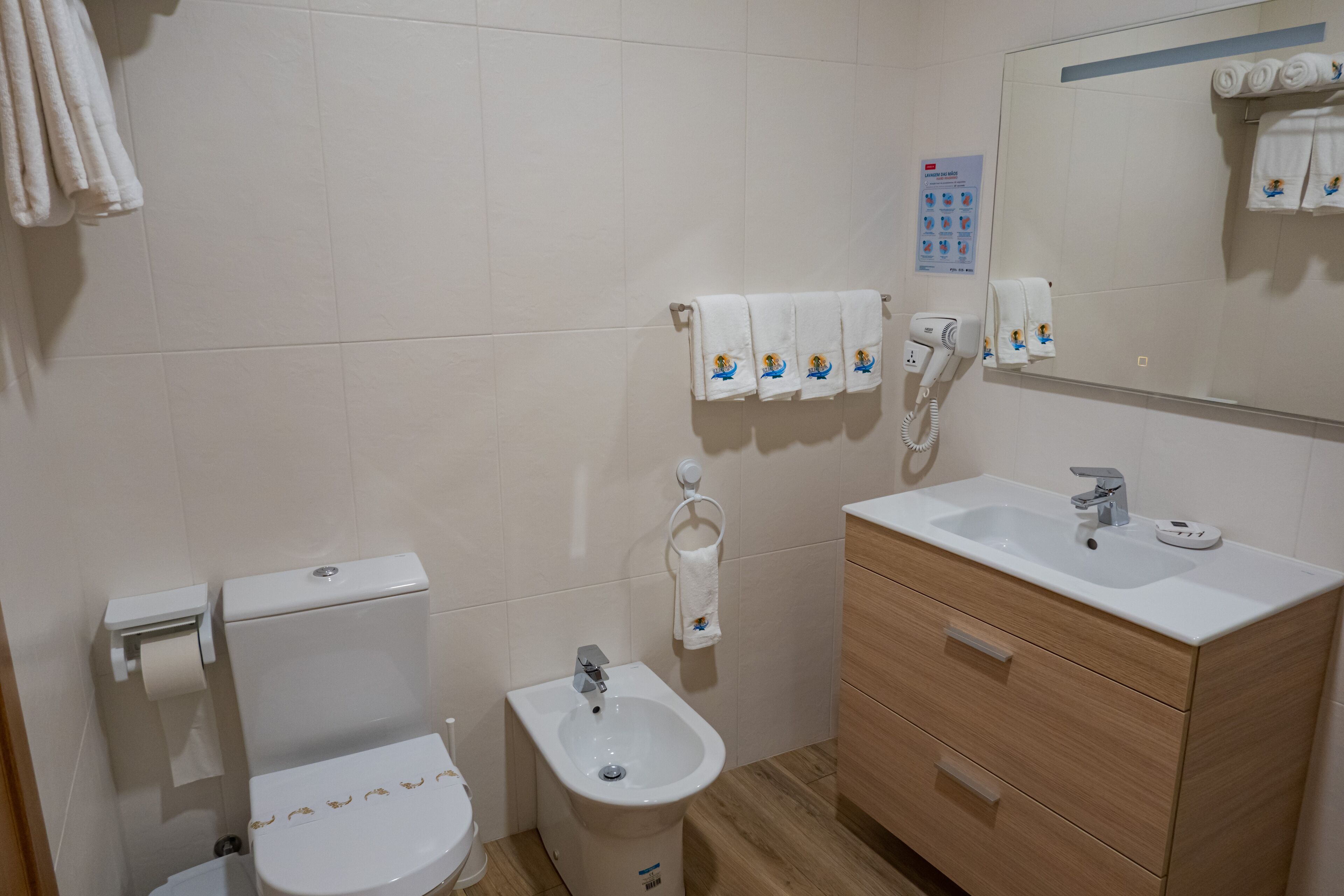 Un baño con inodoro, lavabo y espejo.