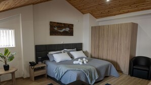 A bedroom with a bed, bedside table, lamp, and a wardrobe. - Nereida (Horta)