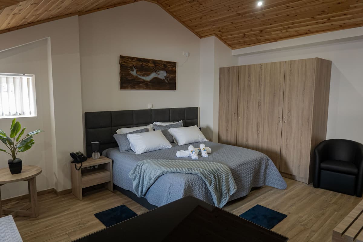 Un dormitorio con cama, mesita de noche, lámpara y armario.