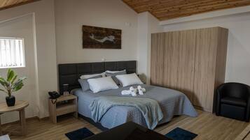 Deluxe Studio Suite | Hypo-allergenic bedding, iron/ironing board, free WiFi, bed sheets