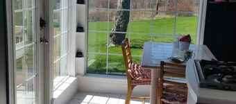 Water view , Queen bedroom and ensuite, with free breakfast. Shared facilities.