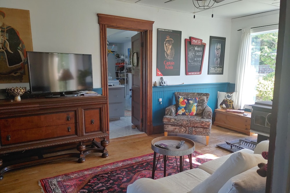 Water view , Queen bedroom and ensuite, with free breakfast. Shared facilities.