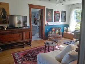 Smart TV, fireplace, books - Water view , Queen bedroom and ensuite, with free breakfast. Shared facilities. (Barton)