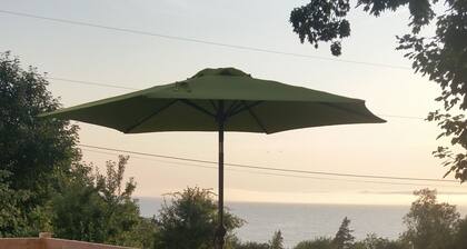 Water view , Queen bedroom and ensuite, with free breakfast. Shared facilities.