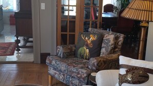 Une pièce dotée d’une grande fenêtre, d’un tapis à motifs et d’un canapé agrémenté de coussins décoratifs.