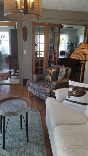 Älytelevisio, takka, kirjoja