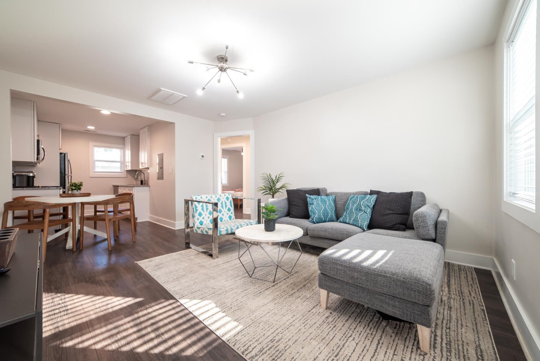 Vibrant & Chic 2 Bedroom near Uptown by, Mansion™