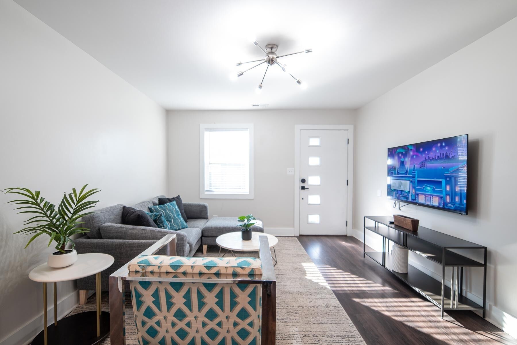 Vibrant & Chic 2 Bedroom near Uptown by, Mansion™