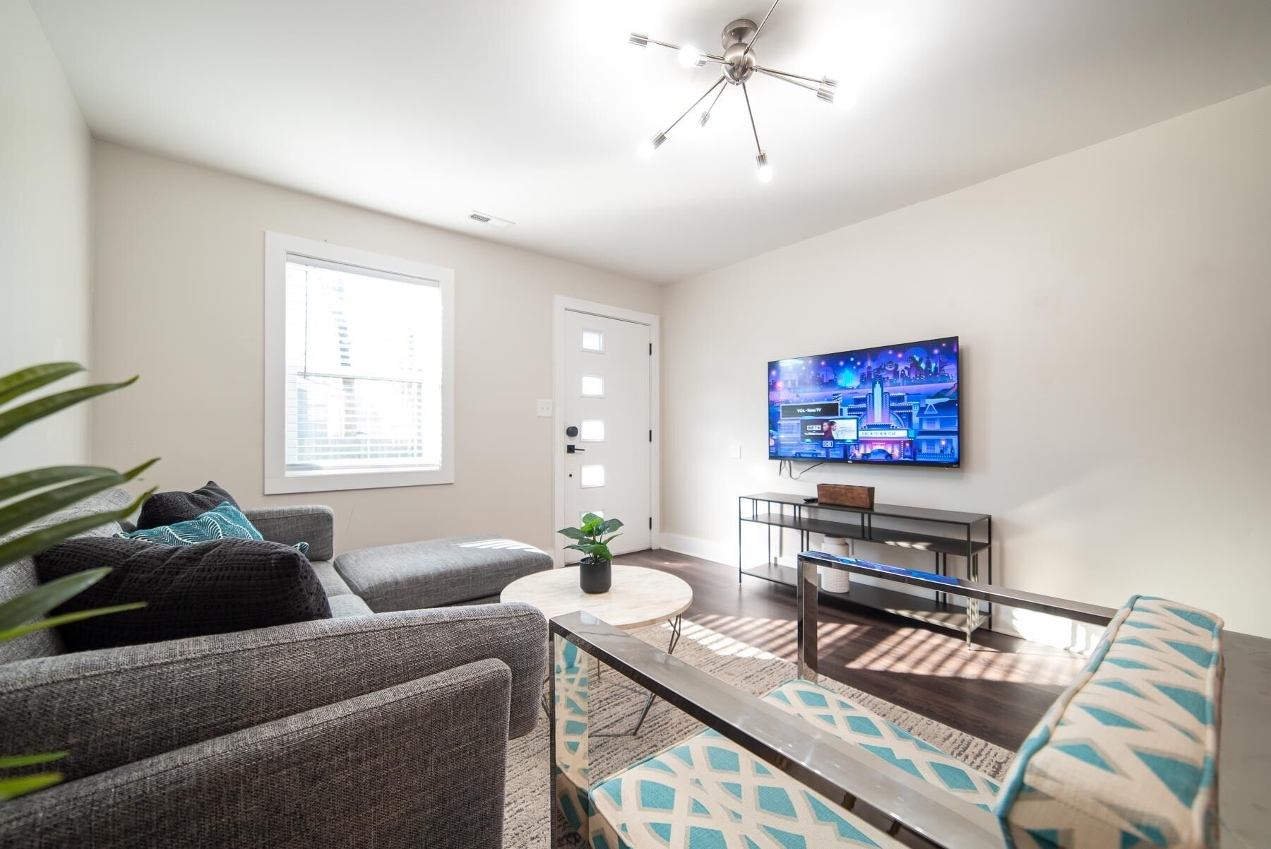 Vibrant & Chic 2 Bedroom near Uptown by, Mansion™