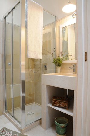Douche, sèche-cheveux, bidet, serviettes fournies