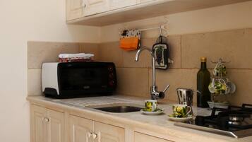 Frigorifero, forno, piano cottura, macchina per tè/caffè