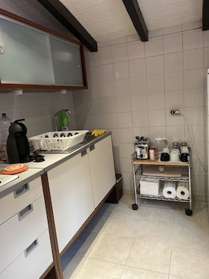 Kjøleskap, ovn, kokeplater og kaffetrakter/tekoker