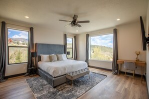 6 bedrooms, desk, iron/ironing board, travel crib