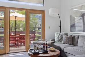 Una televisión, una chimenea