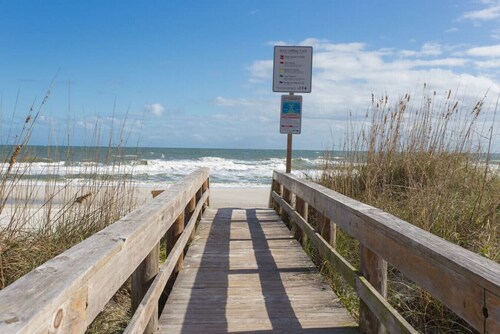 Central & Comfortable Home. Walk to the Beach!