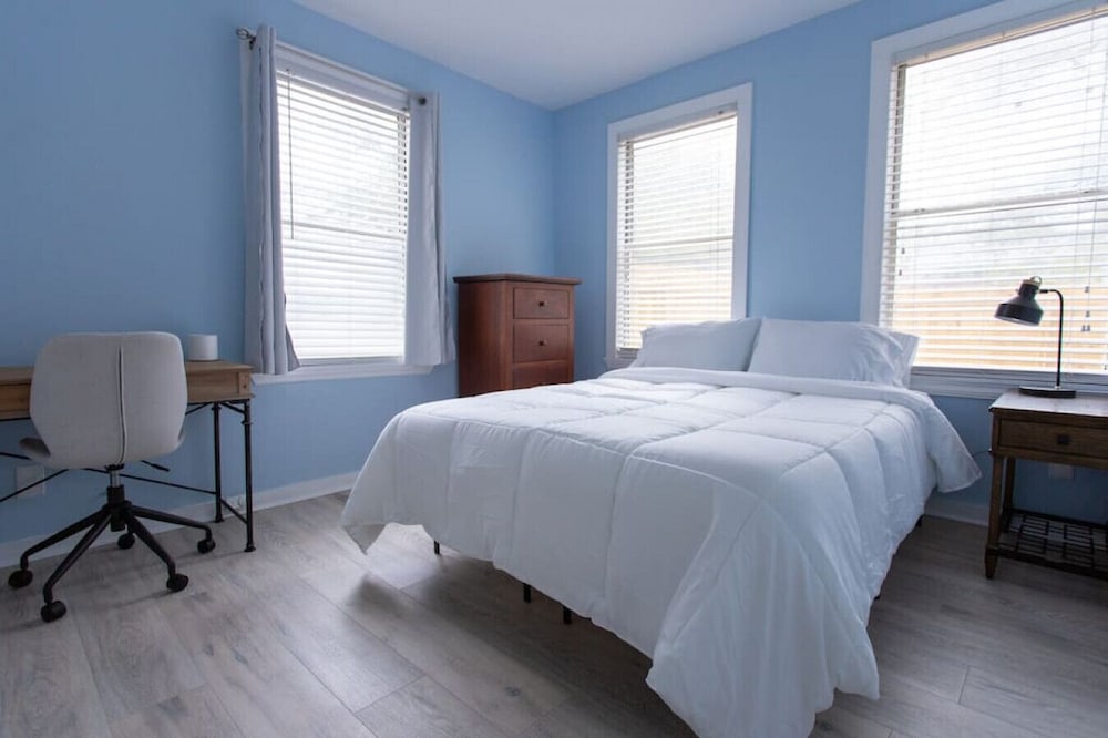 Central & Comfortable Home. Walk to the Beach!