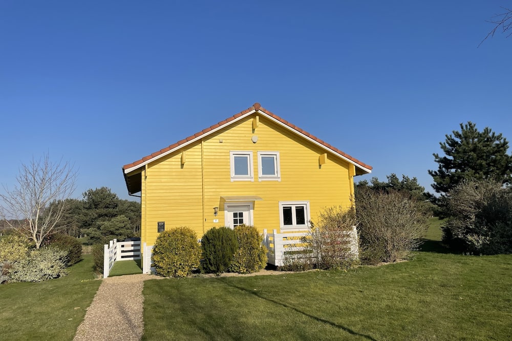 Luxury Scandinavian lodge with HOT TUB situated on golf resort