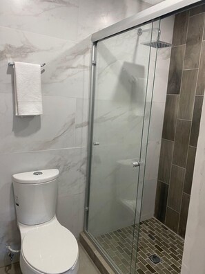 Luxury-Doppelzimmer, 2 Doppelbetten | Badezimmer | Dusche, Handtücher