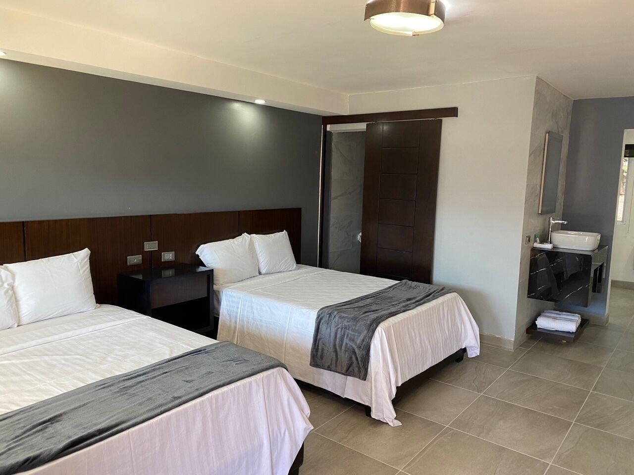 Luxury-Doppelzimmer, 2 Doppelbetten | Kostenloses WLAN, Bettwäsche