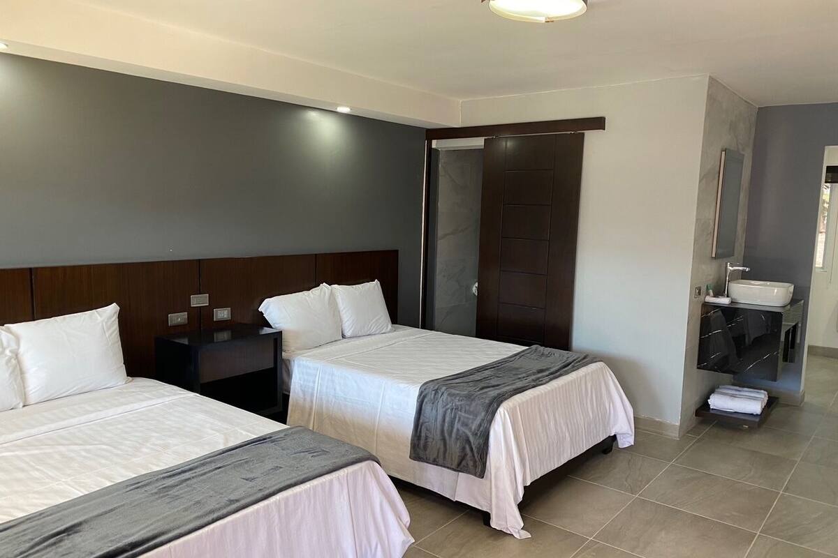 Luxury-Doppelzimmer, 2 Doppelbetten | Kostenloses WLAN, Bettwäsche