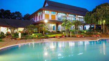 Una piscina al aire libre