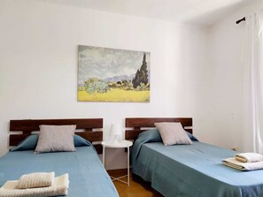 5 habitaciones, tabla de planchar con plancha y cuna de viaje 