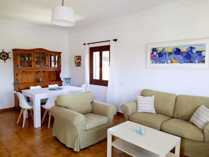 TV - Villa Ferrer: Impressive villa with direct access to the sea (Port d'Addaia)