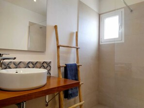 Shower, hair dryer, bidet, towels
