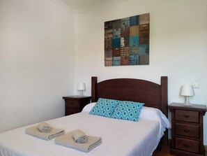 5 bedrooms, iron/ironing board, travel cot, free WiFi - Villa Ferrer: Impressive villa with direct access to the sea (Port d'Addaia)