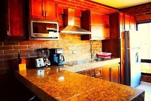 Family Villa | Private kitchen | Full-size fridge, microwave, oven, dishwasher
