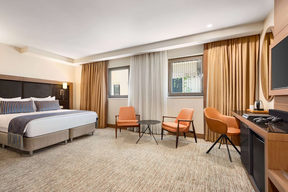 Media Experience Oda, 1 En Buyuk (King) Boy Yatak, Sigara icilmez | Down comforters, minibar, in-room safe, blackout drapes