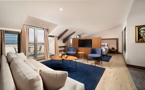 Edredons de pluma, frigobar, cofres nos quartos, cortinas blackout