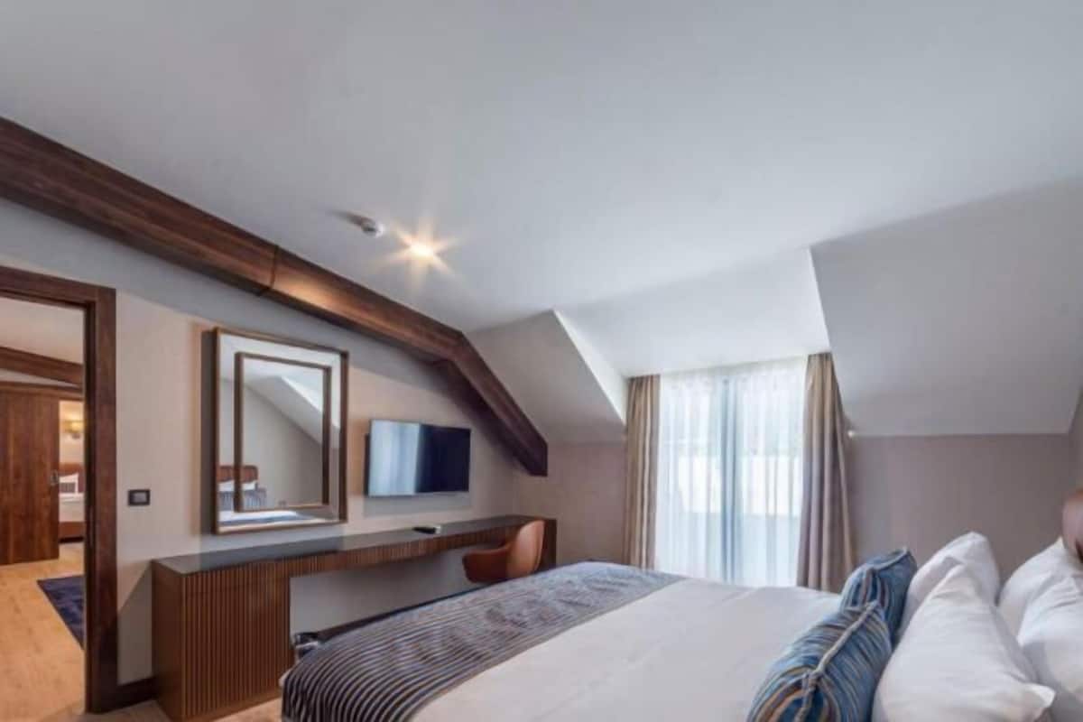 Edredón, minibar y caja de seguridad en la habitación