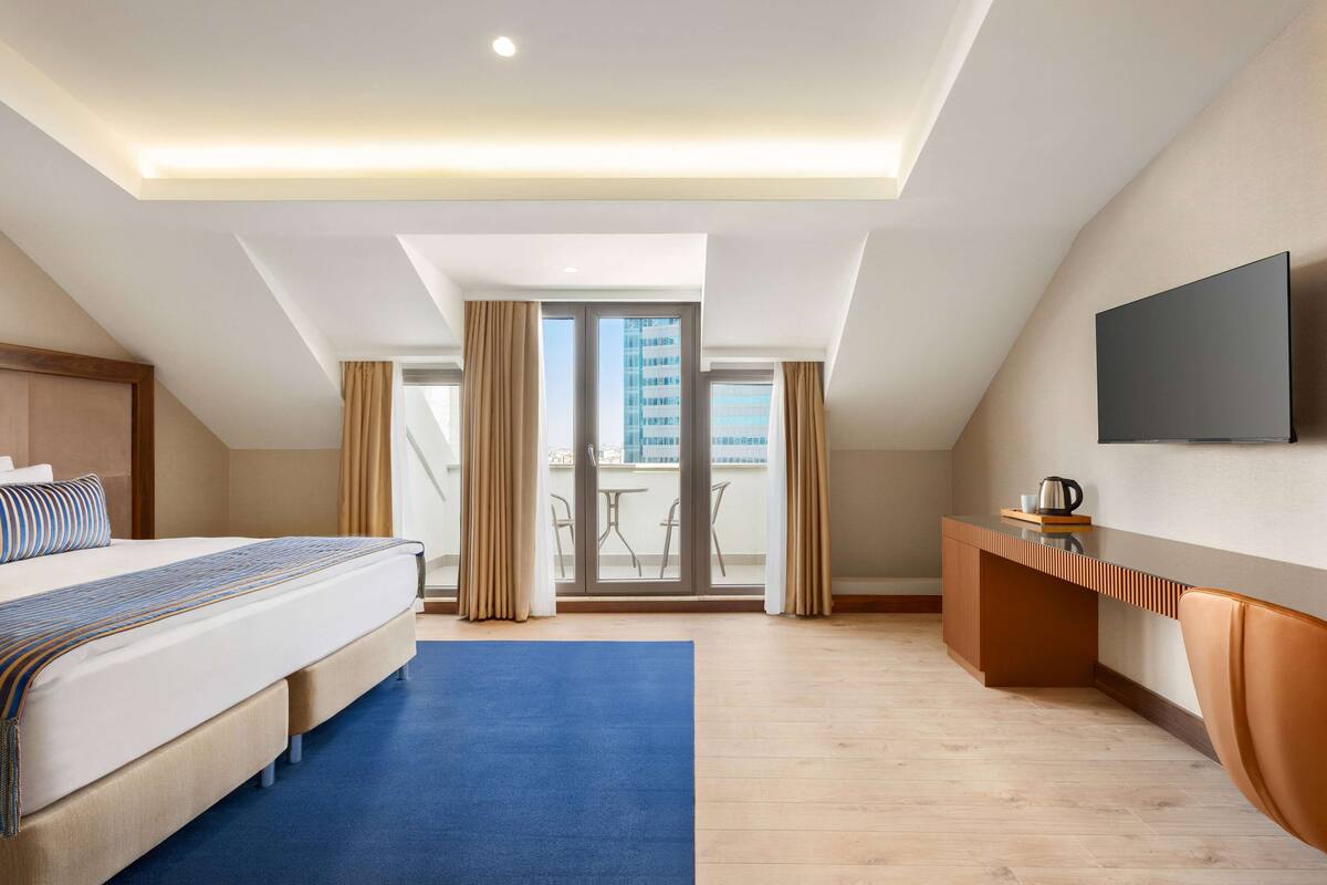 Phòng Suite Junior, 1 giường cỡ queen, không hút thuốc | Chăn bông, minibar, két bảo mật tại phòng, màn/rèm cản sáng 