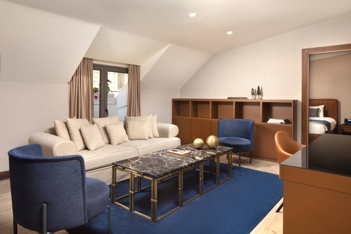 King Suite, 1 King Bed & Sofa Bed, Non Smoking | Chăn bông, minibar, két bảo mật tại phòng, màn/rèm cản sáng 