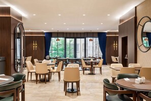 Café da manhã com buffet todos os dias (EUR 10 por pessoa) 