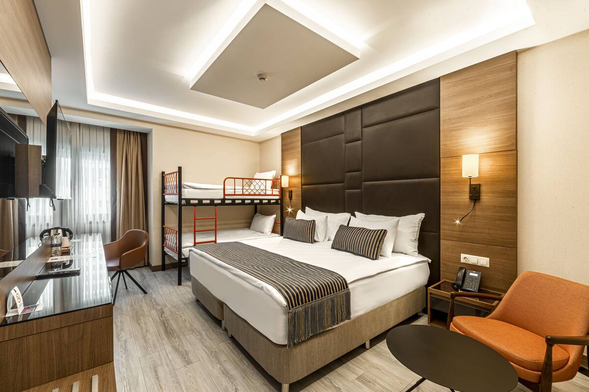 Phòng dành cho gia đình, không hút thuốc (1 King Bed & 1 Bunk Bed) | Chăn bông, minibar, két bảo mật tại phòng, màn/rèm cản sáng 
