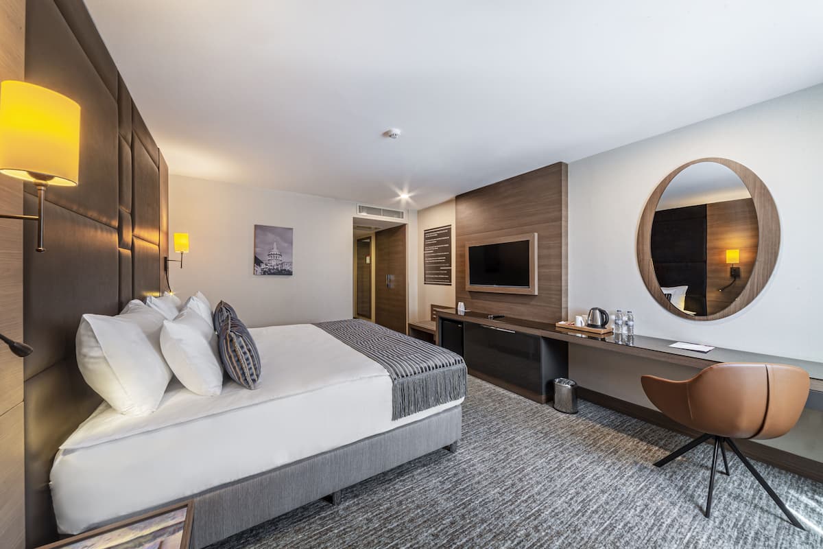 Fitness Room, 1 King Bed, Non Smoking | Chăn bông, minibar, két bảo mật tại phòng, màn/rèm cản sáng 