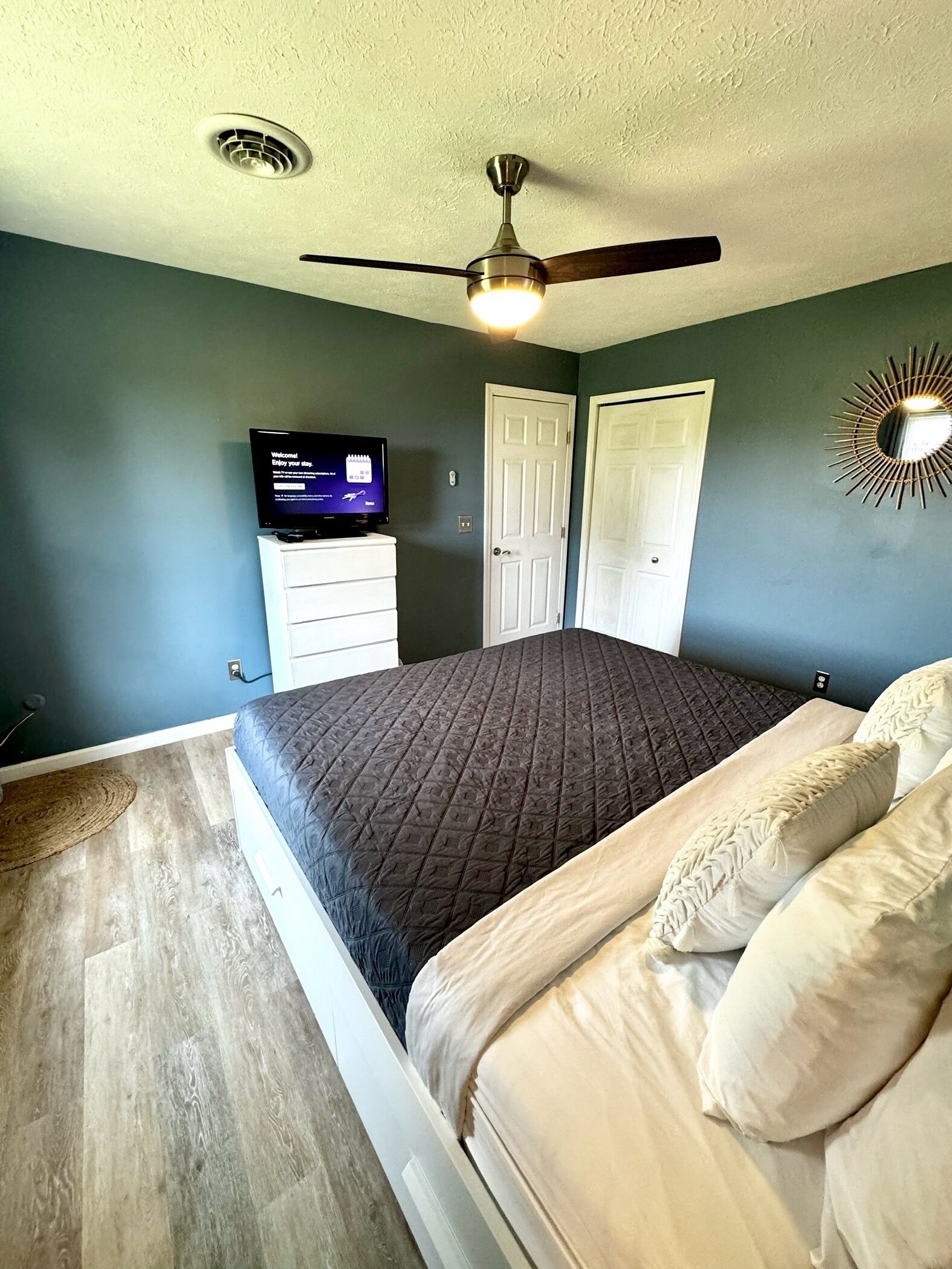 3 quartos, escrivaninha, ferros/tábuas de passar roupa