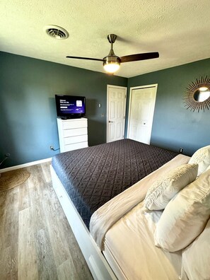 3 habitaciones, escritorio, tabla de planchar con plancha y wifi gratis 
