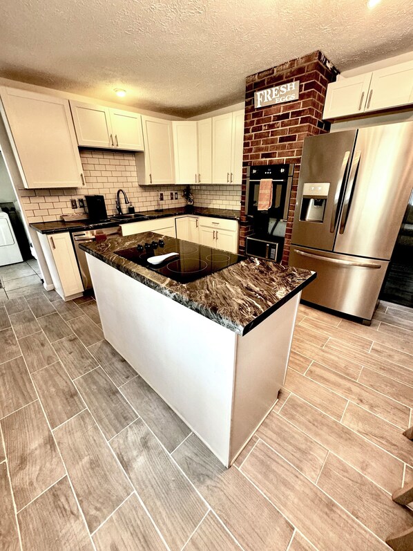 Kjøleskap, mikrobølgeovn, ovn og kokeplater