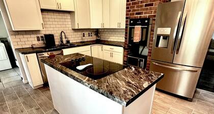 Red Barn Retreat: Relaxing 3BR w/ Game Room Near Miami U