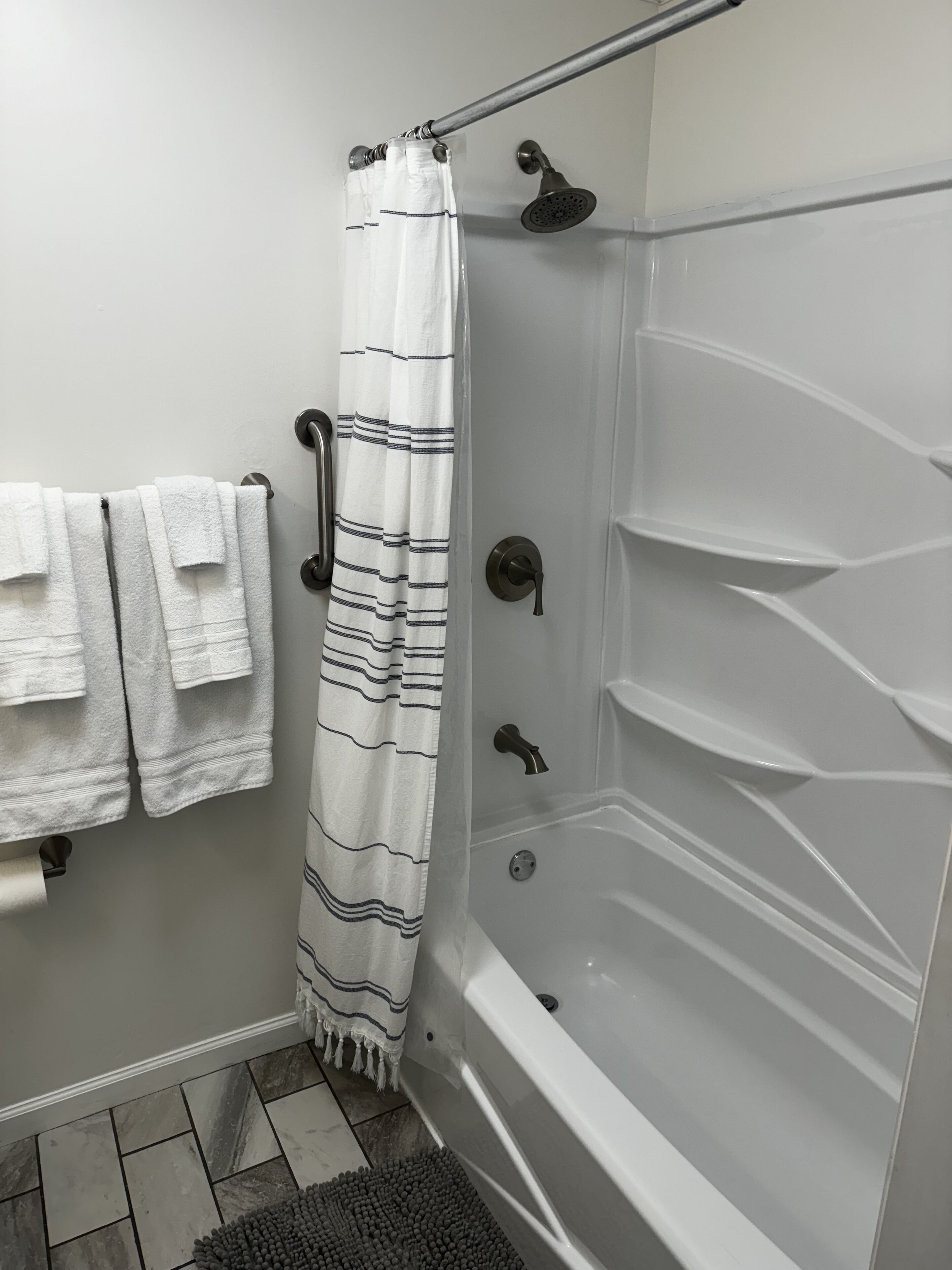 Chuveiro/banheira combinados, secador de cabelo, toalhas de banho 