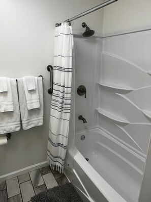 Ducha y bañera combinadas, secador de pelo, toallas y jabón