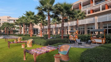 3 restaurantes; se sirve desayuno, almuerzo y cena; cocina asiática