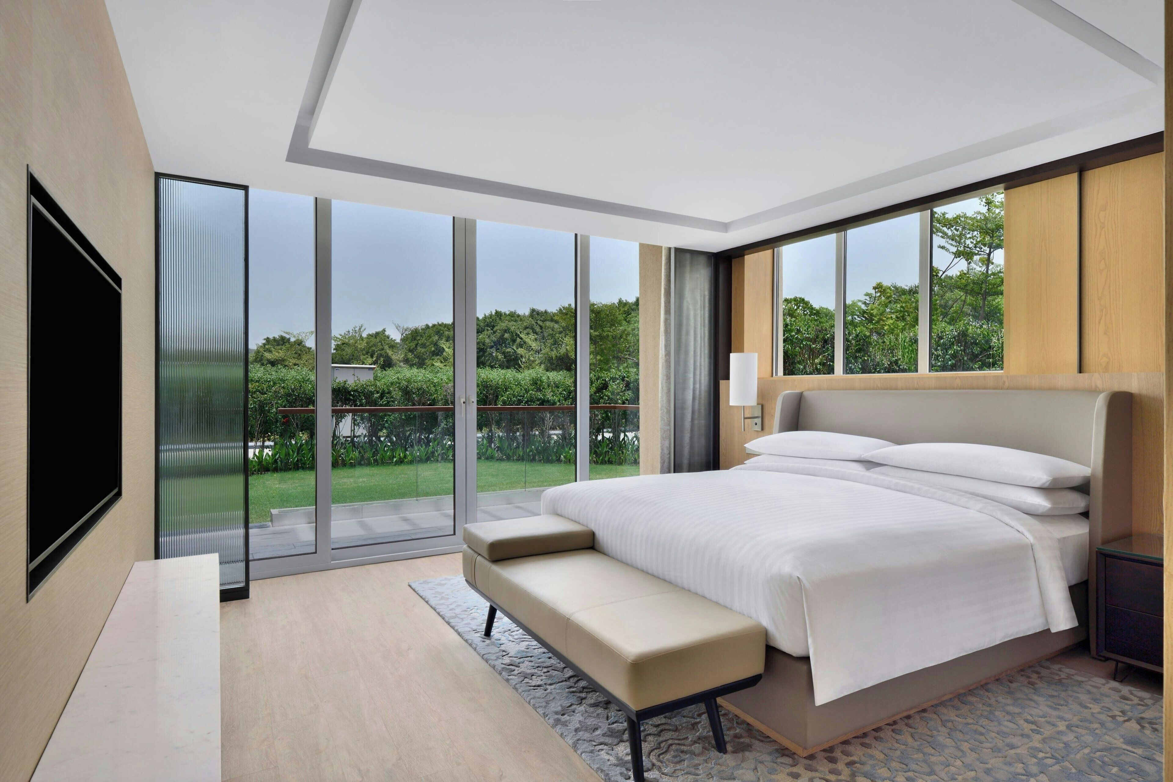 Minibar, caja de seguridad en la habitación y decoración personalizada 