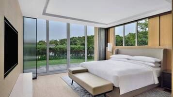 Minibar, caja de seguridad en la habitación y decoración personalizada